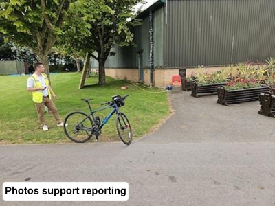 A bicycle and a photographed course reference point